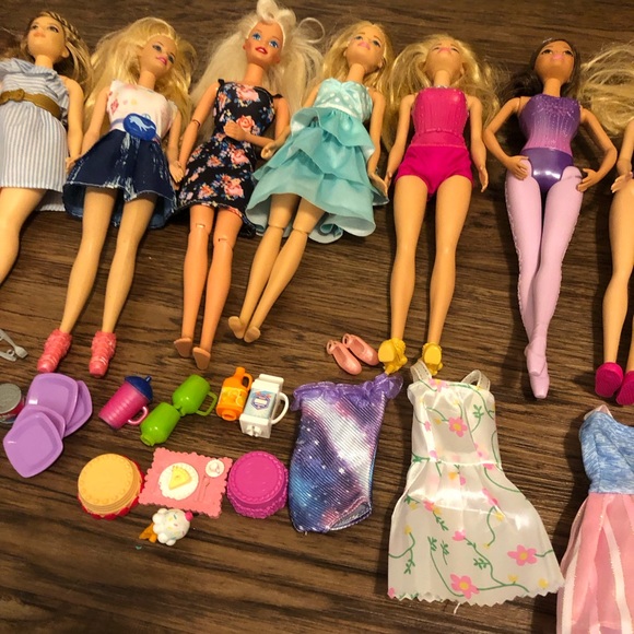 HUGE Barbie lot with 7 dolls, clothes, accessories - Picture 5 of 12